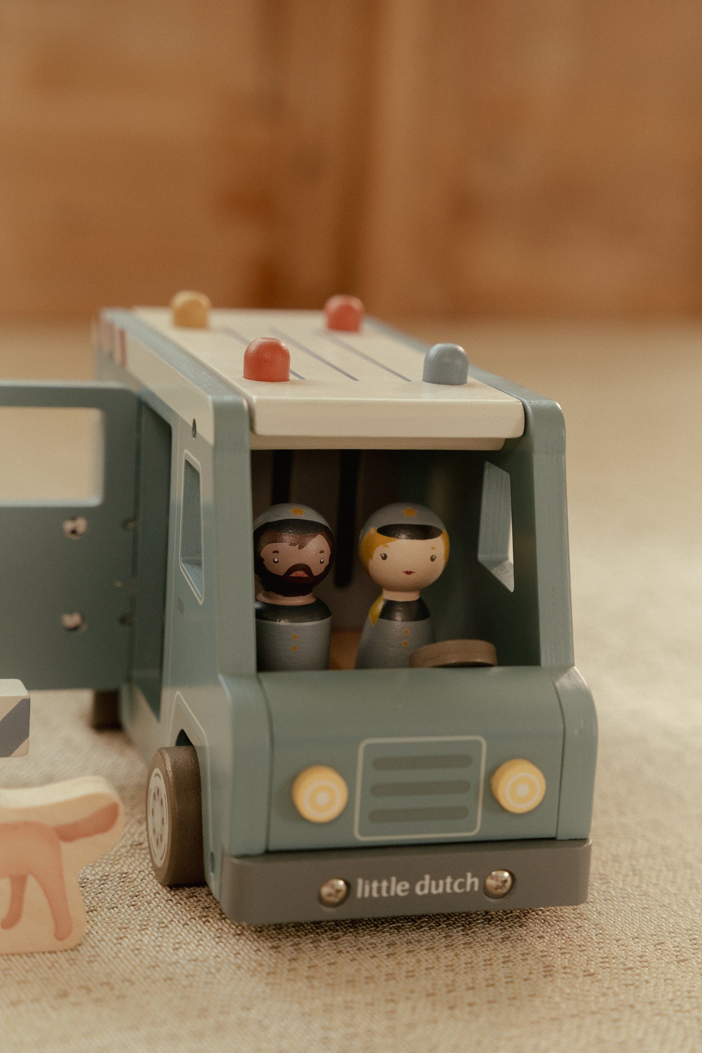 Fourgon de police en bois