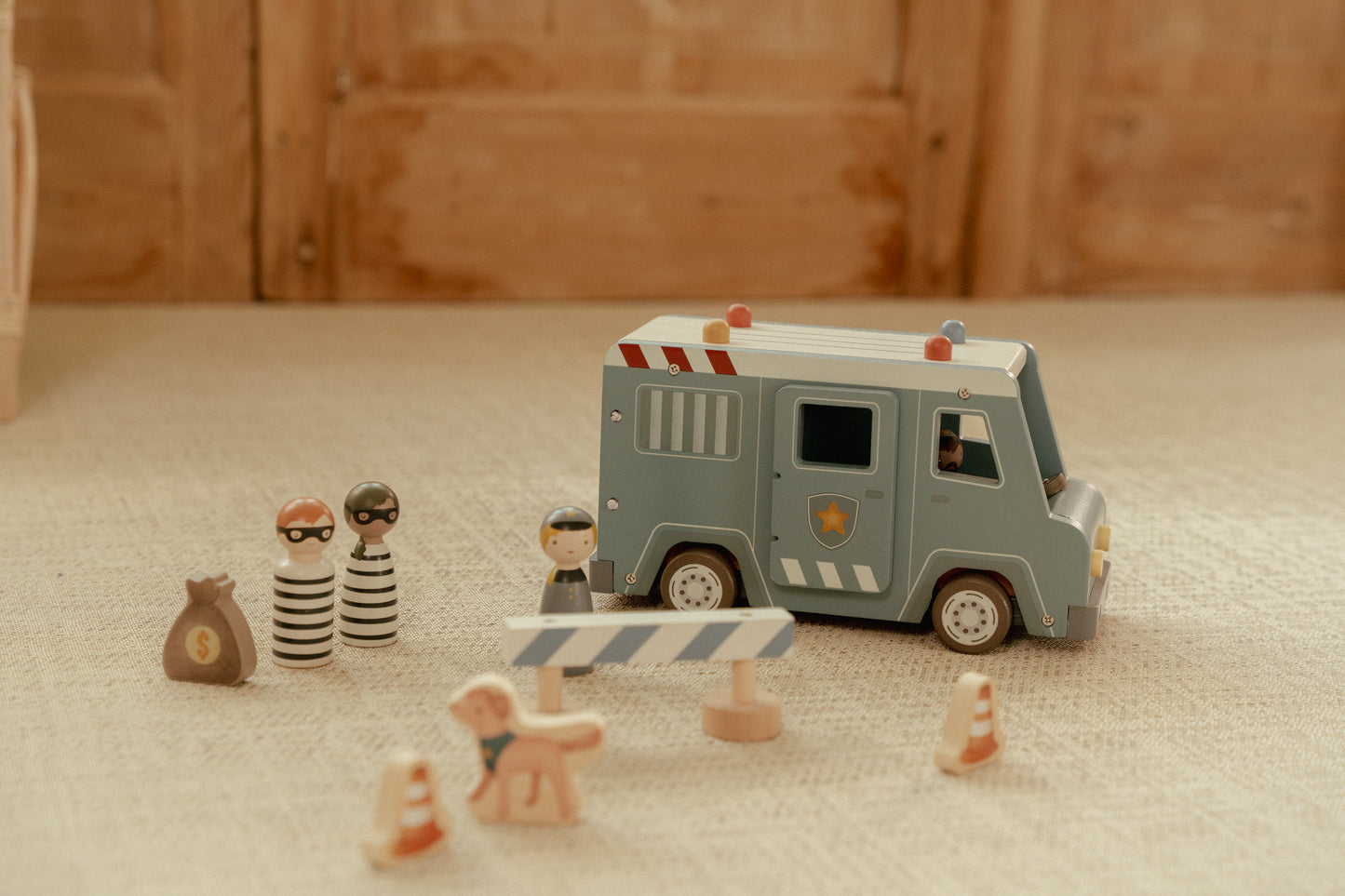 Fourgon de police en bois