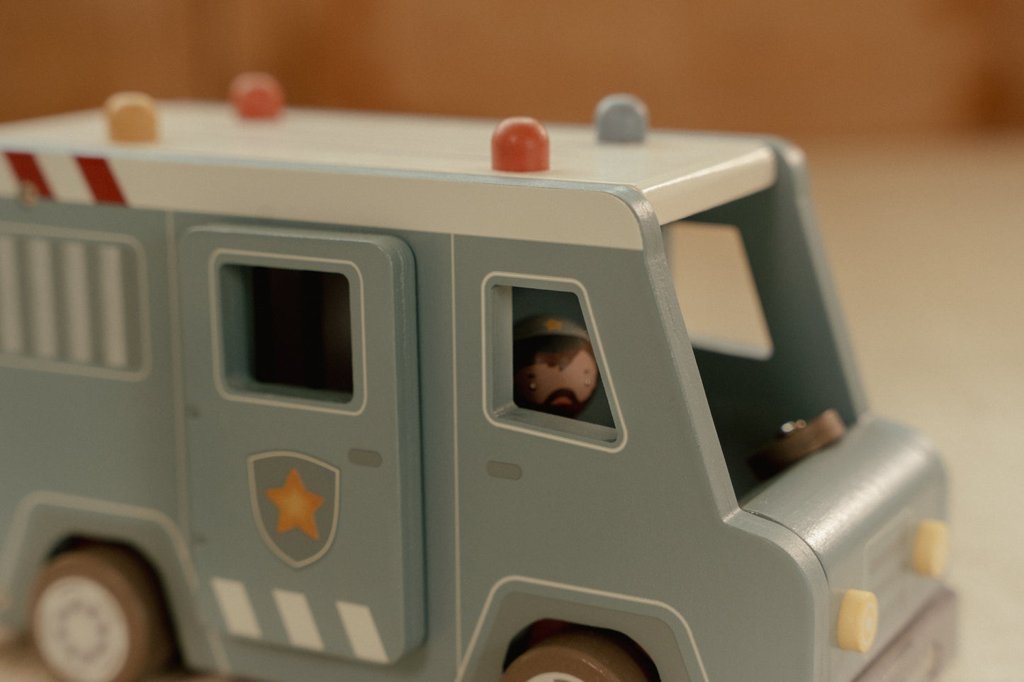 Fourgon de police en bois