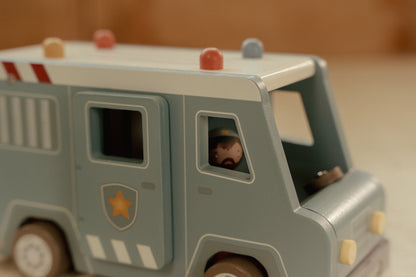 Fourgon de police en bois