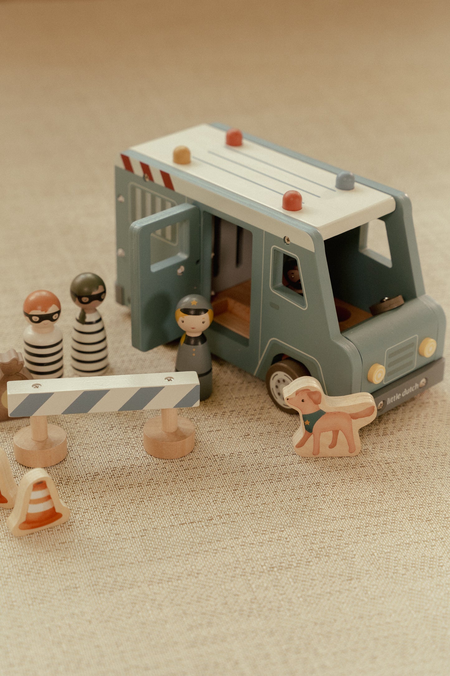 Fourgon de police en bois