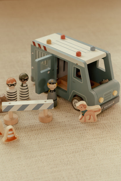 Fourgon de police en bois