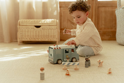 Fourgon de police en bois