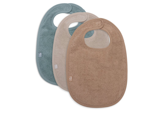 Lot de 3 bavoirs éponge coloris sea green, nougat et biscuit empilés