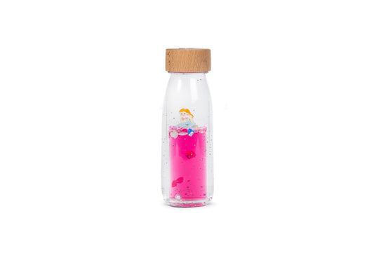 Bouteille sensorielle avec liquide rose fuchsia et petite figurine, bouchon en bois