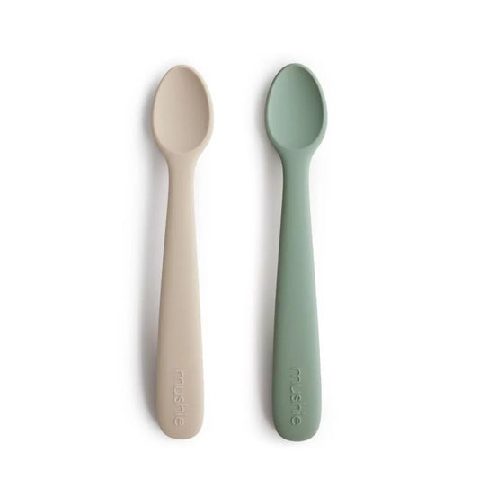 Lot de 2 cuillères en silicone beige et vert sauge pour bébé