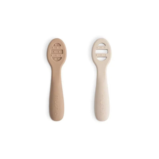 Lot de 2 cuillères en silicone beige pour bébé, vue produit sur fond uni