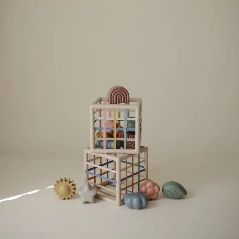 Boîte à formes avec élastiques