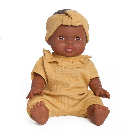 Poupée Noah peau mate avec bandeau et tenue moutarde