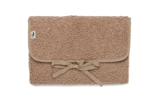 Tapis à langer nomade en tissu bouclette biscuit, plié avec liens