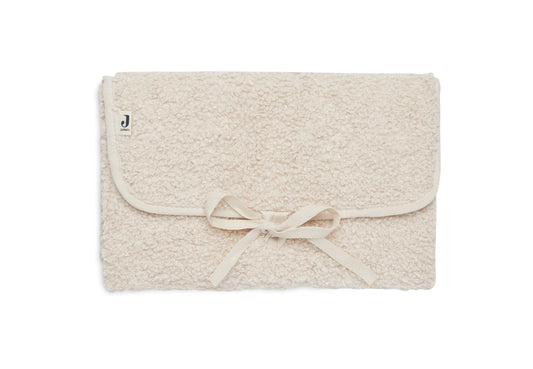 Tapis à langer nomade en tissu bouclette naturel, plié avec liens