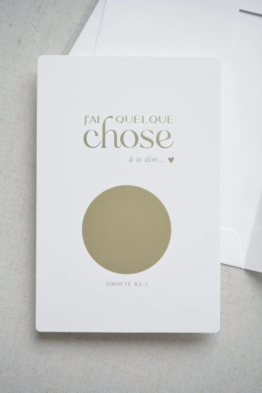 Carte à gratter blanche "J'ai quelque chose à te dire" avec cercle doré à gratter, pour annoncer une demande de parrain